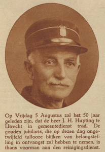 874066 Portret van J. Huijting (vermoedelijk Groenesteeg 21) in Wijk C te Utrecht, die 50 jaar in dienst is bij de ...